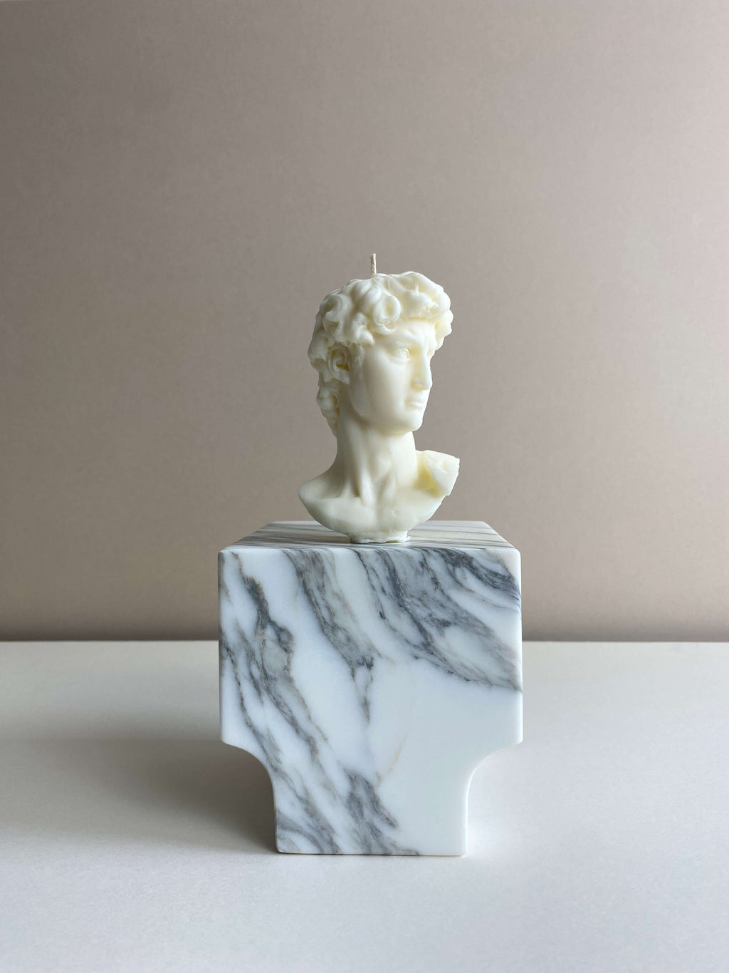 Atelier Ethos Candle Club Subscription Bring timeless beauty into your home with a curated selection of hand-poured candles from Atelier Ethos. Each month, you’ll receive one of our signature sculptural candles – minimalist, elegant, and designed to be ad