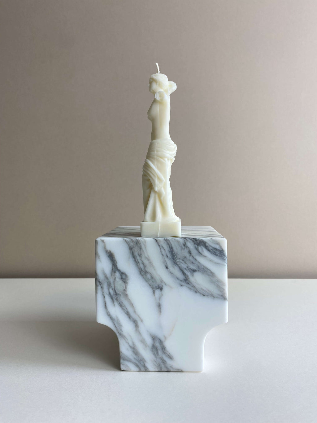 Atelier Ethos Venus Statue Candle A candle in natural soy wax that evokes classical artistry and refined design. Handcrafted, sustainable, and 10% of profits are donated to charity. £12.00
